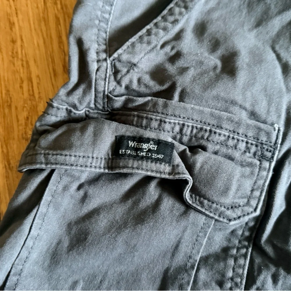Wrangler Men's Relaxed Fit Grey Cargo Shorts